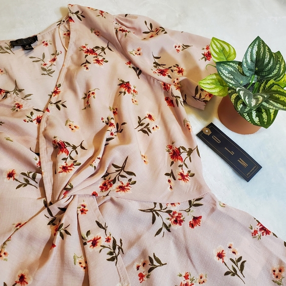 Ditsy Floral Blouse twisted front v-neck - Picture 2 of 6